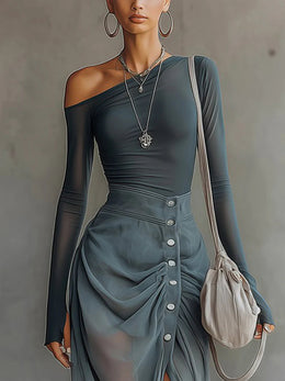 Completo blu con top asimmetrico in rete e gonna