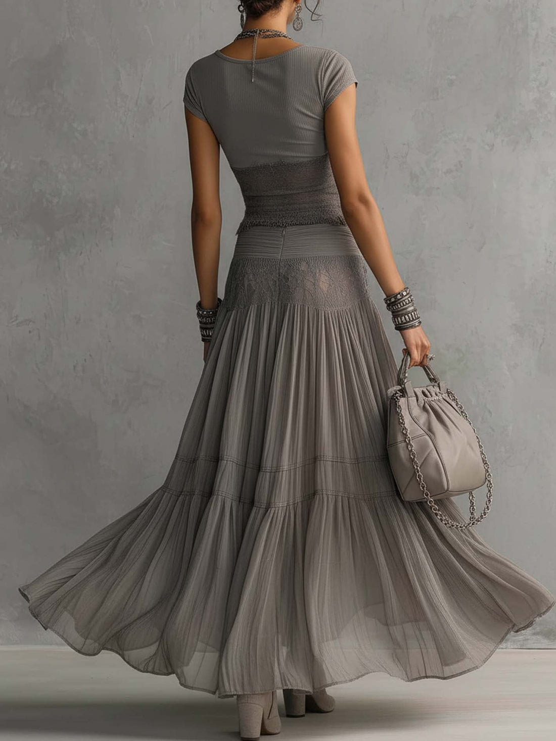 Completo grigio con top in pizzo e gonna plissettata