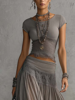 Completo grigio con top in pizzo e gonna plissettata