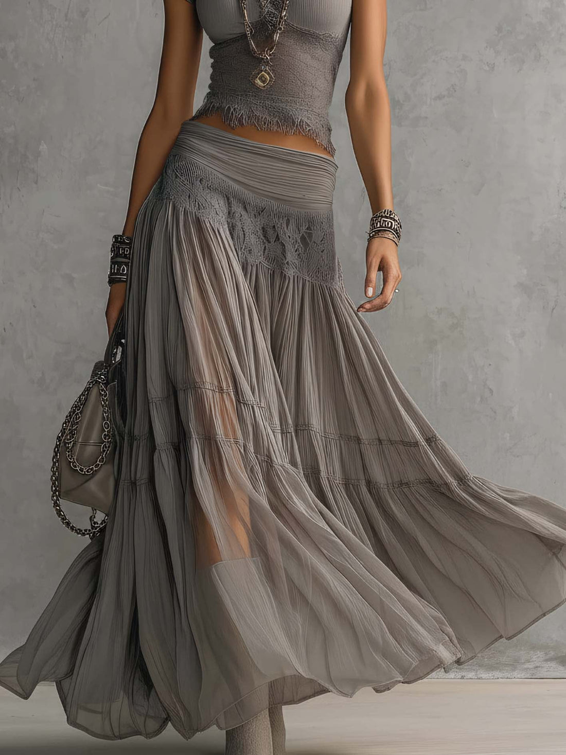 Completo grigio con top in pizzo e gonna plissettata