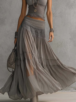 Completo grigio con top in pizzo e gonna plissettata