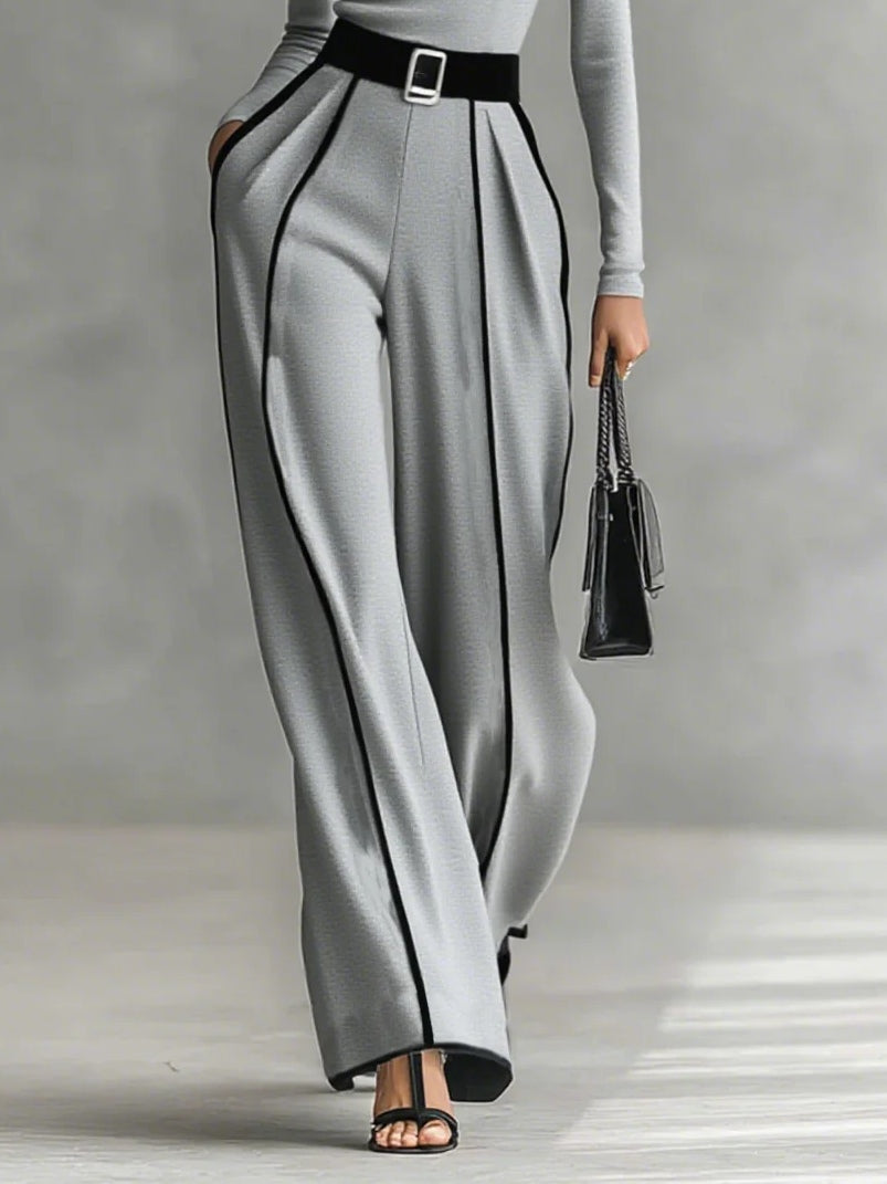 Completo grigio con top a collo alto e pantaloni ampi