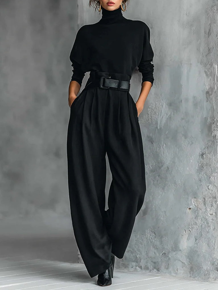 Completo nero con top a collo alto e pantaloni dritti