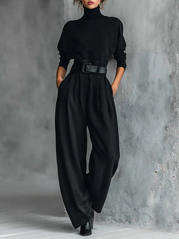 Completo nero con top a collo alto e pantaloni dritti