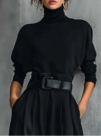 Completo nero con top a collo alto e pantaloni dritti