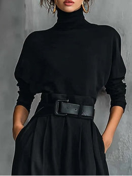 Completo nero con top a collo alto e pantaloni dritti