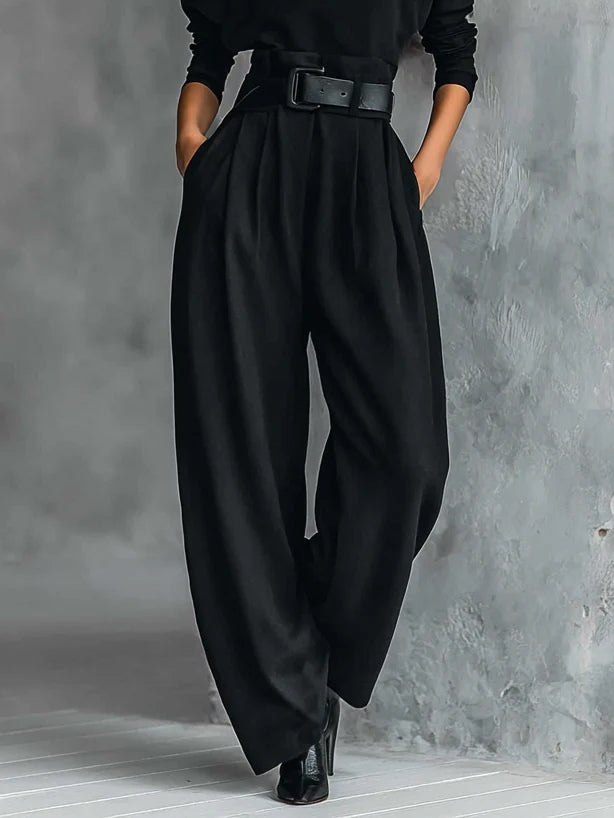 Completo nero con top a collo alto e pantaloni dritti