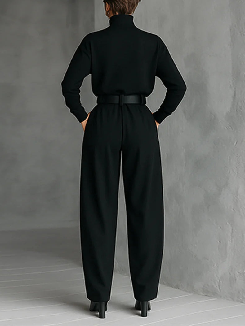 Completo nero con top a collo alto e pantaloni dritti
