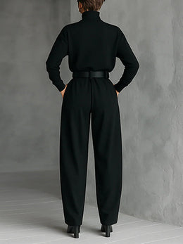 Completo nero con top a collo alto e pantaloni dritti
