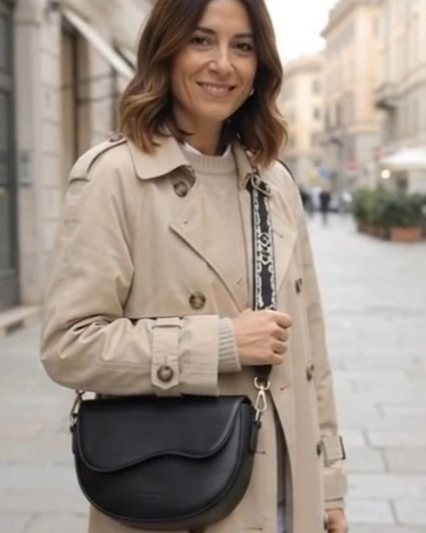 Trench e borsa nera — Instagram Maison Lalla
